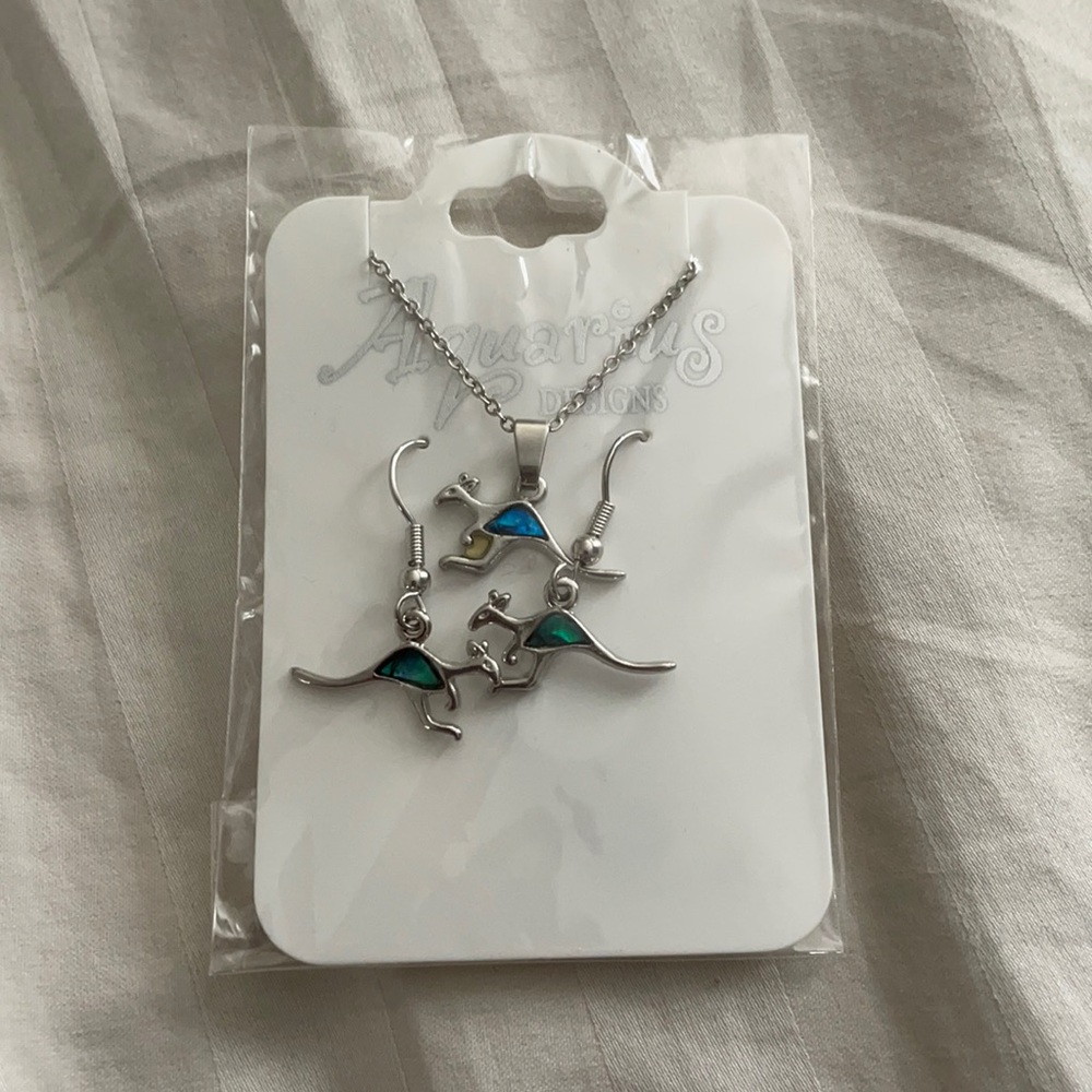 Kangaroo earrings and necklace with opal